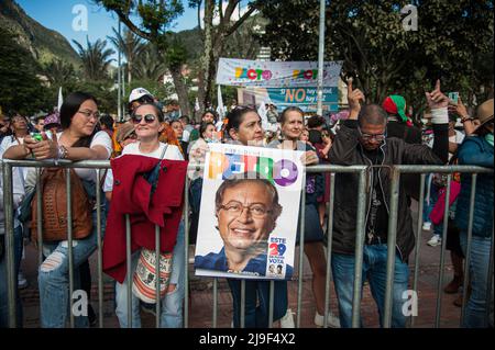 Anhänger der linken Vize-Präsidentschaftskandidatin für das politische Bündnis „Pacto Historico“ Francia Marquez halten während ihrer Amtszeit Banner und Schilder in der Hand Stockfoto