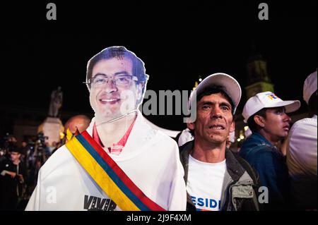 Ein Unterstützer trägt während der Wahlkampfrallye des linken Präsidenten Gustavo Petro eine ausgeschnittene Bordfigur des Präsidentschaftskandidaten Stockfoto
