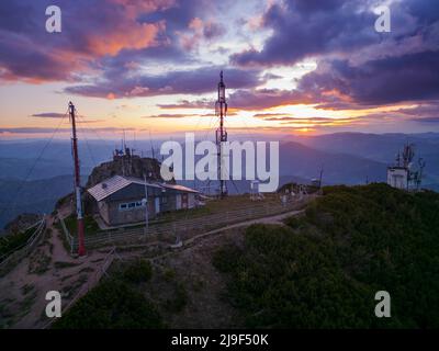 Wetterstation und Wolken bei Sonnenuntergang. Ceahlau Toaca, Rumänien Stockfoto