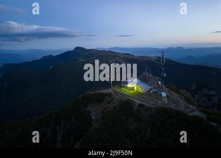 Wetterstation in der Nacht. Ceahlau Toaca, Rumänien Stockfoto