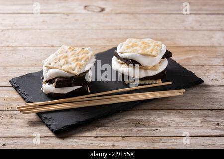 Hausgemachte Smores auf Holztisch. Typisch amerikanisches Dessert Stockfoto