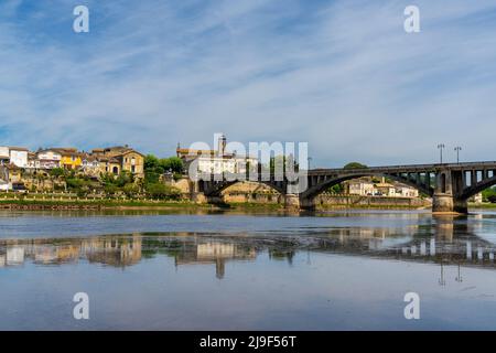 Bergerac, Frankreich - 11. Mai 2022: Blick auf die Dordogne und die alte Steinbrücke, die nach Bergerac führt Stockfoto