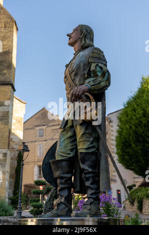 Bergerac, Frankreich - 11. Mai 2022: Die Statue des Cyrano de Bergerac im historischen Stadtzentrum von Bergerac Stockfoto