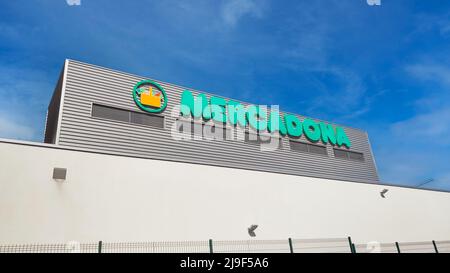 Valencia, Spanien - Mai 2021. Mercadona Marktmarke Logo, Blick auf die Fassade an einem sonnigen Tag. Mercadona ist eine der beliebtesten und größten spanischen en Stockfoto