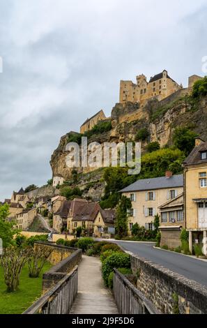 Beynac-et-Cazenac, Frankreich - 12. Mai 2022: Das historische und malerische mittelalterliche Dorf Beynac-et-Cadenac im Dordogne-Tal Stockfoto