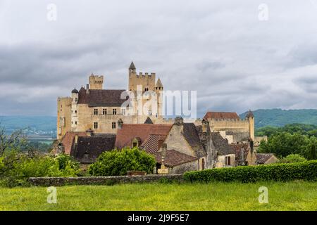 Beynac-et-Cazenac, Frankreich - 12. Mai 2022: Blick auf das Schloss Beynac im Dordogne-Tal unter einem wolkenbedeckten, ausdrucksstarken Himmel Stockfoto