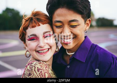 Junge diverse Freunde mit Spaß im Freien - Fokus auf Homosexuell asiatische Kerl trägt Make-up Stockfoto