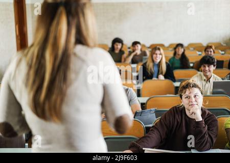 Junge Studenten, die an der Schuluniversität mit Tablets arbeiten Stockfoto