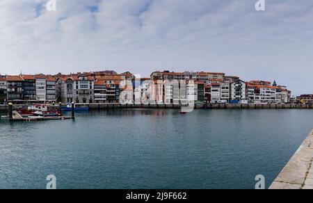 Lekeitio, Spanien - 4. Mai 2022: Blick auf den Hafen und das Fischerdorf Lekeitio an der Küste des spanischen Baskenlandes Stockfoto