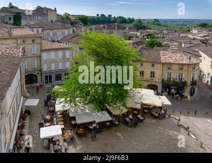 Saint-Emilion, Frankreich - 10. Mai 2022: Dorfplatz mit Geschäften und Restaurants im malerischen und historischen mittelalterlichen Dorf Saint-Emilion in F Stockfoto