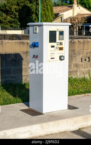 Saint-Sulpice-de-Faleyrens, Frankreich - 10. Mai 2022: Moderne, grau-frische Selbstbedienungsanlage in einem unbemannten Wohnmotorpark Stockfoto