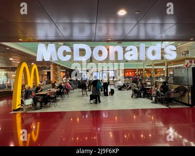 Barcelona, Spanien. 21.. Mai 2022. Ein McDonald's am Flughafen Josep Tarradellas Barcelona-El Prat (BCN) am 21. Mai 2022. Der Flughafen ist allgemein als Flughafen Barcelona oder Flughafen El Prat bekannt und ist das wichtigste internationale Tor nach Barcelona und der zweitgrößte Flughafen in Spanien. (Foto von Samuel Rigelhaupt/Sipa USA) Quelle: SIPA USA/Alamy Live News Stockfoto