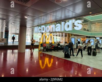 Barcelona, Spanien. 21.. Mai 2022. Ein McDonald's am Flughafen Josep Tarradellas Barcelona-El Prat (BCN) am 21. Mai 2022. Der Flughafen ist allgemein als Flughafen Barcelona oder Flughafen El Prat bekannt und ist das wichtigste internationale Tor nach Barcelona und der zweitgrößte Flughafen in Spanien. (Foto von Samuel Rigelhaupt/Sipa USA) Quelle: SIPA USA/Alamy Live News Stockfoto