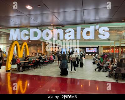 Barcelona, Spanien. 21.. Mai 2022. Ein McDonald's am Flughafen Josep Tarradellas Barcelona-El Prat (BCN) am 21. Mai 2022. Der Flughafen ist allgemein als Flughafen Barcelona oder Flughafen El Prat bekannt und ist das wichtigste internationale Tor nach Barcelona und der zweitgrößte Flughafen in Spanien. (Foto von Samuel Rigelhaupt/Sipa USA) Quelle: SIPA USA/Alamy Live News Stockfoto