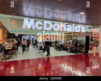 Barcelona, Spanien. 21.. Mai 2022. Ein McDonald's am Flughafen Josep Tarradellas Barcelona-El Prat (BCN) am 21. Mai 2022. Der Flughafen ist allgemein als Flughafen Barcelona oder Flughafen El Prat bekannt und ist das wichtigste internationale Tor nach Barcelona und der zweitgrößte Flughafen in Spanien. (Foto von Samuel Rigelhaupt/Sipa USA) Quelle: SIPA USA/Alamy Live News Stockfoto