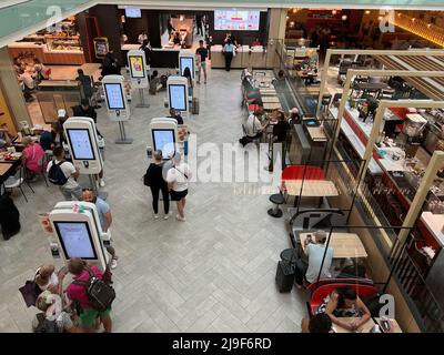 Barcelona, Spanien. 21.. Mai 2022. Ein McDonald's am Flughafen Josep Tarradellas Barcelona-El Prat (BCN) am 21. Mai 2022. Der Flughafen ist allgemein als Flughafen Barcelona oder Flughafen El Prat bekannt und ist das wichtigste internationale Tor nach Barcelona und der zweitgrößte Flughafen in Spanien. (Foto von Samuel Rigelhaupt/Sipa USA) Quelle: SIPA USA/Alamy Live News Stockfoto