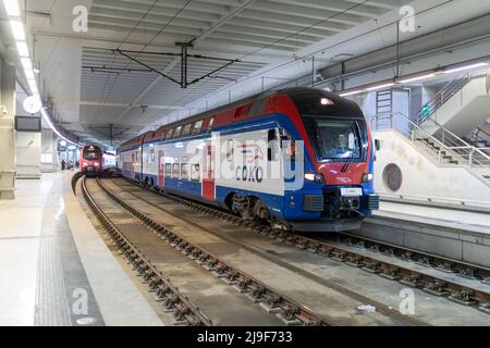 Belgrad, Serbien - 13. April 2022: Belgrad Neuer Hauptbahnhof Prokop und Hochgeschwindigkeitszug Soko sind bereit, nach Novi Sad zu reisen Stockfoto