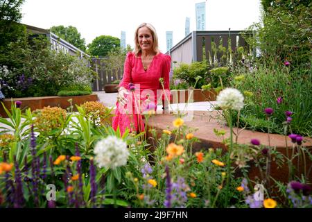 Sophie Raworth in den BBC Studios Our Green Planet & RHS Bee Garden während des Pressetages der RHS Chelsea Flower Show im Royal Hospital Chelsea, London. Bilddatum: Montag, 23. Mai 2022. Stockfoto