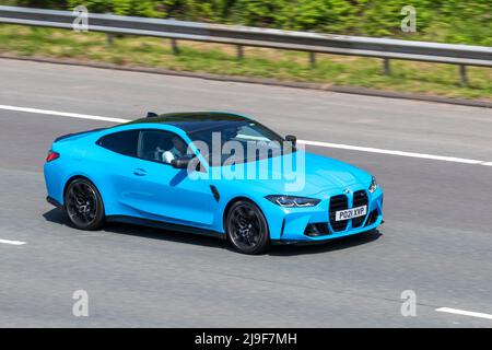 2021 Blauer BMW M4 Competition Auto Biturbo 510 Steptronic 299scc Benziner-Coupé; Fahren auf der M61 Motorway, Manchester, Großbritannien Stockfoto