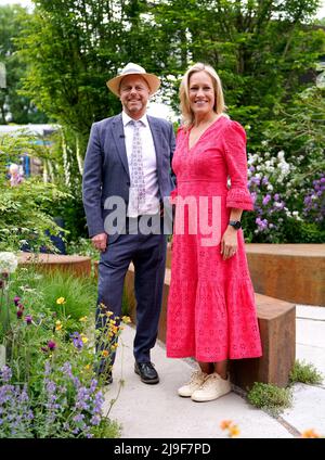 Sophie Raworth (rechts) mit Gartendesigner Joe Swift in den BBC Studios Our Green Planet & RHS Bee Garden während des Pressetages der RHS Chelsea Flower Show im Royal Hospital Chelsea, London. Bilddatum: Montag, 23. Mai 2022. Stockfoto