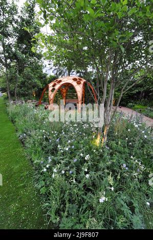 London, Großbritannien. 23.. Mai 2022. Meta Garden: Die Zukunft wächst - Chelsea Flower Show - 23. Mai 2022 The Meta Growing the Future Garden, einer der schönen Schaugärten, die auf der Royal Horticultural Society Chelsea Flower Show 2022 ausgestellt wurden, die heute auf dem Gelände des Royal Hospital Chelsea in Chelsea, London, eröffnet wurde, Großbritannien - 23. Mai 2022. Entworfen, um die untrennbare Verbindung zwischen Pflanzen und Pilzen innerhalb Waldökosystemen zu betonen, wird dieser Garten von den komplexen Myzel-Netzwerken inspiriert, die Waldleben verbinden und unterstützen. Es unterstreicht die Schönheit und Vielseitigkeit von Timbe Stockfoto