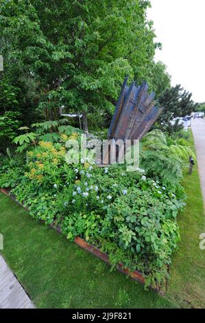 London, Großbritannien. 23.. Mai 2022. Der Medite Smartply Building the Future Garden, einer der schönen Schaugärten, die auf der Royal Horticultural Society Chelsea Flower Show 2022 ausgestellt wurden, die heute auf dem Gelände des Royal Hospital Chelsea in Chelsea, London, Großbritannien, am 23. Mai 2022 eröffnet wurde. Kredit: Michael Preston/Alamy Live Nachrichten Stockfoto