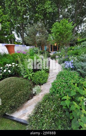 London, Großbritannien. 23.. Mai 2022. The Royal National Lifeboat Institution (RNLI) Garden Garden Garden Garden Garden Garden, einer der schönen Schaugärten, die auf der Royal Horticultural Society Chelsea Flower Show 2022 ausgestellt wurden, die heute auf dem Gelände des Royal Hospital Chelsea in Chelsea, London, Großbritannien, am 23. Mai 2022 eröffnet wurde. Der RNLI-Garten ist ein Fest für die Geschichte und die Moderne dieser facettenreichen Wohltätigkeitsorganisation, die seit fast 200 Jahren Leben auf See rettet. Sein Design vereint Stilanklänge der georgischen Ursprünge der Organisation mit zeitgenössischen Designanklängen, die den zukunftsweisenden Geist widerspiegeln Stockfoto