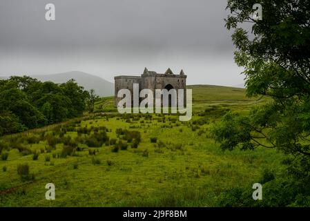 Hermitage Castle in Liddesdale seine turbulente Geschichte hat dazu geführt, dass es als das „Wachhaus des blutigsten Tals in Großbritannien“ beschrieben wurde. Stockfoto