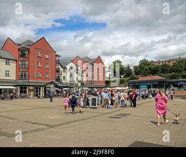Exeter Quays eine lebendige Mischung aus Wohnen und Handel rund um einen Kai. Ein ordentliches que warten darauf, auf eine Flussfähre für einen entspannten Nachmittag zu bekommen. Stockfoto