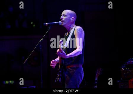 Rom, Italien. 22.. Mai 2022. Giovanni Truppi, Sänger während Giovanni Truppi auf Tournee mit â&#x80;&#x9c;Tutto lâ&#x80;&#X99;Universoâ&#x80;&#x9d;, Italienischer Sänger Musikkonzert in Rom, Italien, Mai 22 2022 Quelle: Independent Photo Agency/Alamy Live News Stockfoto