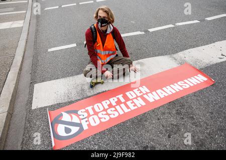 München, Deutschland. 23.. Mai 2022. Ein Aktivist der Gruppe 'Last Generation' steckte seine Hand auf einen Ausstieg aus dem Mittleren Ring. Quelle: Matthias Balk/dpa/Alamy Live News Stockfoto