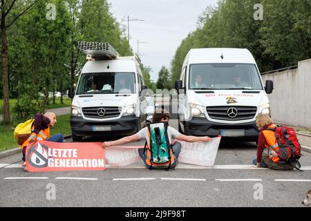 München, Deutschland. 23.. Mai 2022. Aktivisten der Gruppe 'Last Generation' haben sich an einem Ausstieg aus dem Mittleren Ring festgemacht. Quelle: Matthias Balk/dpa/Alamy Live News Stockfoto