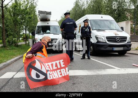 München, Deutschland. 23.. Mai 2022. Ein Aktivist der Gruppe 'Last Generation' steckte seine Hand auf einen Ausstieg aus dem Mittleren Ring. Quelle: Matthias Balk/dpa/Alamy Live News Stockfoto