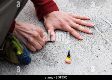 München, Deutschland. 23.. Mai 2022. Ein Aktivist der Gruppe 'Last Generation' hält sich an einen Ausstieg aus dem Mittleren Ring. Quelle: Matthias Balk/dpa/Alamy Live News Stockfoto