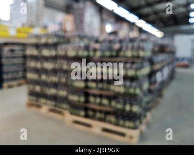 Abstraktes, verschwommenes Bild eines Stapels von Verpackungen mit alkoholischen Getränken in einem Großhandelslager Stockfoto
