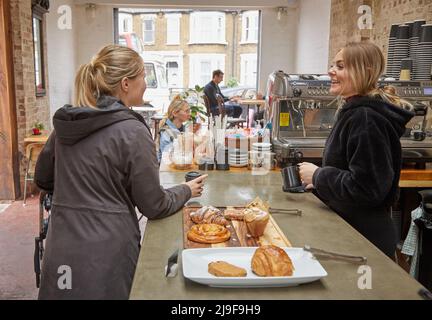 Patchworks Cafe in Leyton, East London, Großbritannien, bietet Kaffee, Gebäck, Hotdesks für kreative Unternehmer und Treffpunkt für Eltern und Babys. Stockfoto