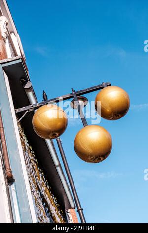 Epsom Surrey, London UK, Mai 22 2022, Traditional High Street Pawn Broker Symbol or Sign Stockfoto