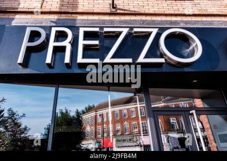 Epsom Surrey, London, Großbritannien, Mai 22 2022, Prezzo Restaurantkette im italienischen Stil mit Schaufensterreflektion Stockfoto