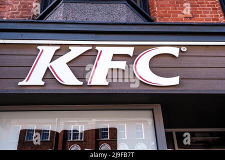 Epsom Surrey, London, Großbritannien, Mai 22 2022, KFC Kentucky Fried Chicken Takeaway Fast Food Shop With No People Stockfoto