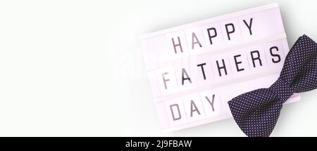 Happy Fathers Day - Zitat. Banner mit Fliege und Leuchtkasten auf blauem pastellfarbenem Hintergrund. Stockfoto