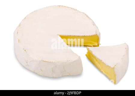 Brie-Frischkäse-Rad mit isolierter Scheibe auf Weiß geschnitten, mit Schneideweg Stockfoto