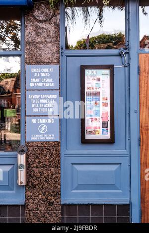 Epsom Surrey, London UK, Mai 22 2022, Faraday Hiigh Street Restaurant Bar Kundenmitteilungen Close Up With No People Stockfoto