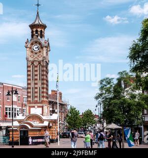 Epsom Surrey, London, Großbritannien, 22 2022. Mai, Epsom Clock Tower auf dem Marktplatz mit Menschen unter Einem klaren blauen Himmel Stockfoto