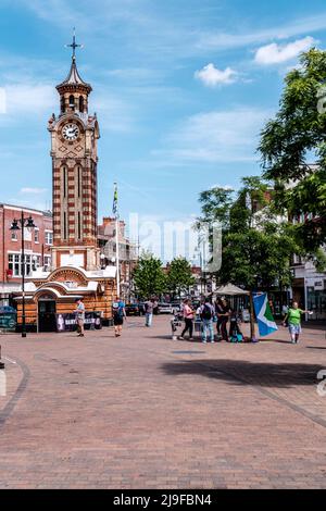 Epsom Surrey, London, Großbritannien, 22 2022. Mai, Epsom Clock Tower auf dem Marktplatz mit Menschen unter Einem klaren blauen Himmel Stockfoto