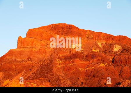 Roter Felsen am Teide-Berg im Teide-Nationalpark auf Teneriffa, Spanien. Stockfoto