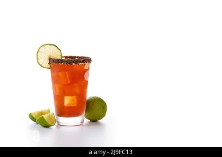 Hausgemachter Michelada-Cocktail mit gesalzenem Bier Rim und Tomatensaft auf weißem Hintergrund isoliert Stockfoto