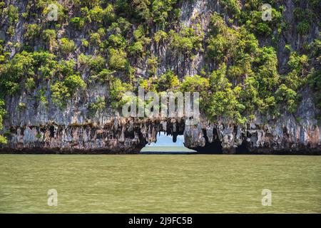 Blick auf die tropischen Inseln in der Tham Lod Cave mit dem Meereswasser, Phang Nga Thailand Naturlandschaft Stockfoto