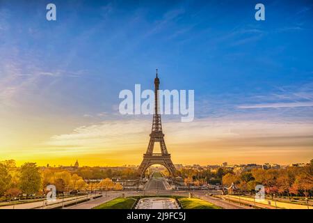 Paris Frankreich Sonnenaufgang über der Skyline der Stadt am Eiffelturm und den Trocadero-Gärten Stockfoto