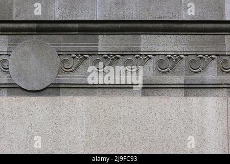 Ein Art-Deco-Wellenmuster auf einem alten Wolkenkratzergebäude in der Innenstadt. Stockfoto