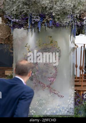 Royal Hospital, Chelsea, London, Großbritannien. 23 Mai 2022. Die RHS Chelsea Flower Show öffnet für die Presse zurück in seinem normalen Early Summer Slot läuft vom 24-28. Mai. Bild: Ein Blumenportrait der Königin auf dem Veevers Carter Natural Perspectives Show Garden, der das Platin-Jubiläum feiert. Quelle: Malcolm Park/Alamy Live News. Stockfoto